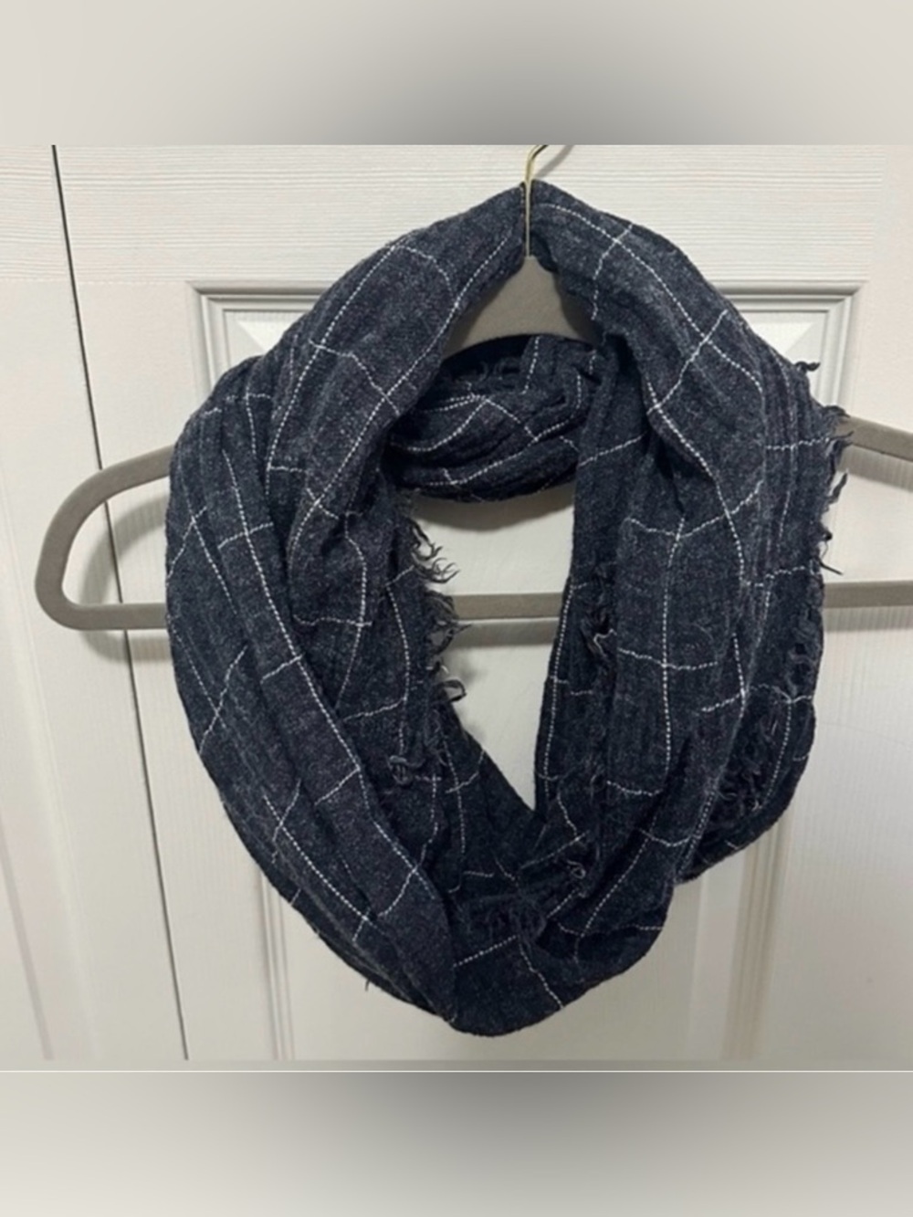 Ann Taylor LOFT Infinity Scarf in Charcoal‎ Gray VGUC